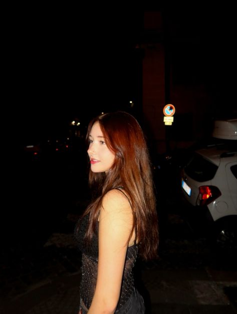 Girl with brown hair and a sequin top is standing in the street at night Photo Night Ideas, How To Take Flash Photos, How To Take Pictures At Night, Pictures In The Dark With Flash, Nighttime Picture Ideas, Flash Camera Photoshoot, Dark Photo Ideas Instagram, Aesthetic Night Pictures Poses, Nighttime Flash Photography