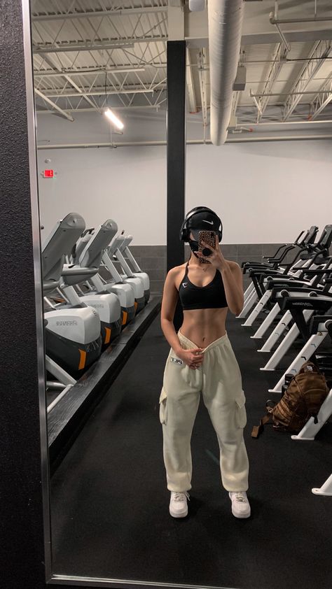 Gym Mommy, Outfits For Muscle Women, Muscle Top Women Outfit, Muscle Mommy Outfits, Abs Aesthetic, Gym Results, Gym Pics Women, Abs Aesthetics Woman, Girl With Muscles