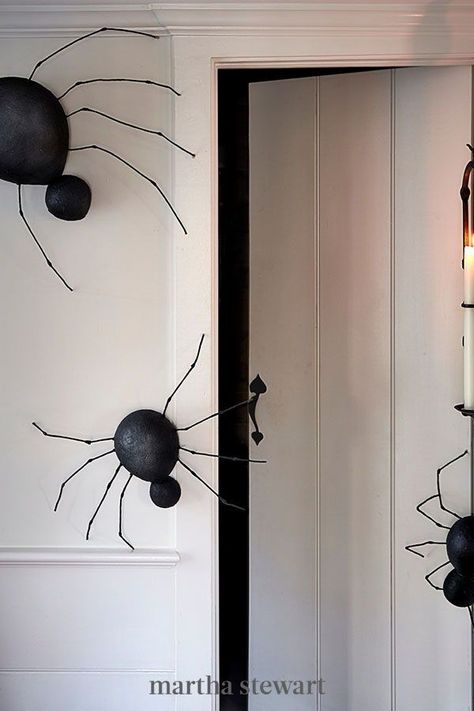 Follow our tutorial for these creepy DIY spider Halloween decor, using balloons and papier-mâché, then glue the parts together and spray-paint black. Up the fear factor by painting on the red markings of black widows or hanging them in a dark corner or hallway. #marthastewart #halloween #halloweencrafts #diycrafts #halloweencostumes Paper Halloween Decorations, Spider Wall, Dulces Halloween, Creepy Crawlers, Halloween Spider Decorations, Spiders Scary, Spider Decorations, Spider Crafts, Diy Halloween Decor