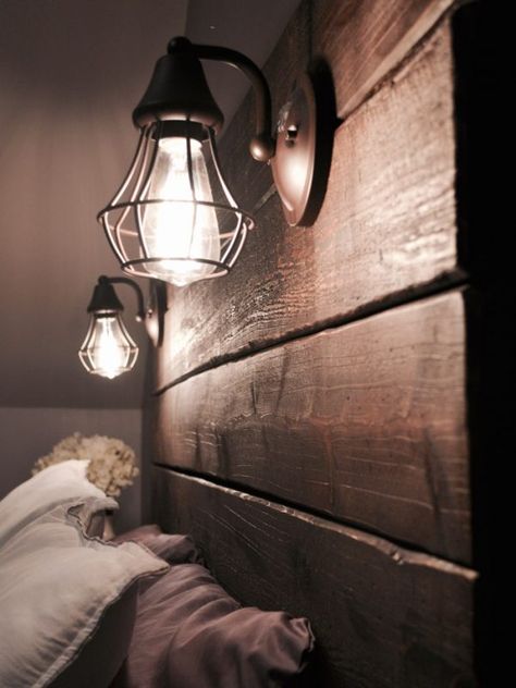 31 Unique DIY Headboard Ideas To Turn Your Bed Into a Masterpiece Rustic Wooden Headboard, Farmhouse Home Design, Diy Wood Headboard, Headboard Lamp, Koti Diy, Rustic Bedroom Design, Diy Rustic Home, Rustic Headboard, Headboard With Lights