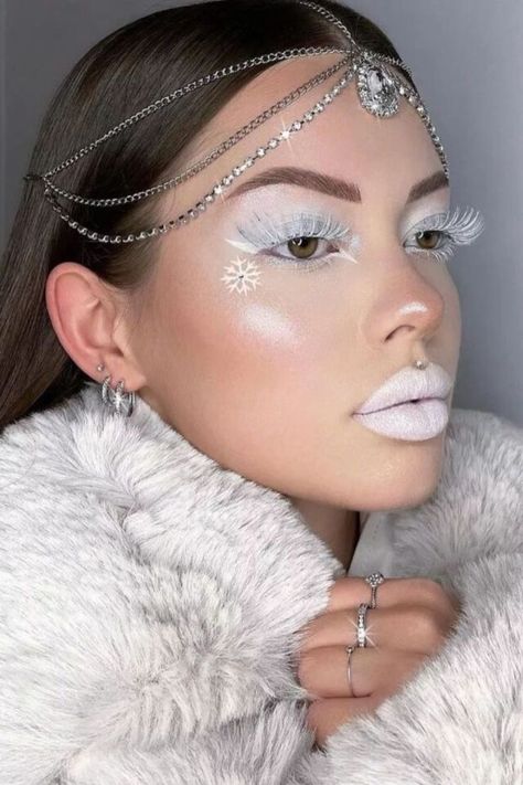 White matte lips, white eyeshadow and white lashes? Sounds like a makeup look for a true snow queen. And it looks even better!//photocredit:@delia.maite All White Makeup, White Halloween Makeup, White Mascara, White Eye Makeup, White Eyeshadow, Mascara Makeup, White Makeup, White Eyeliner, Halloween 20