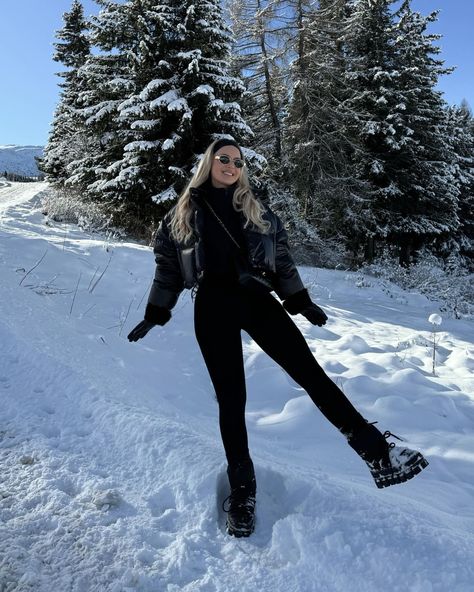 winter wonderland 🤍❄️⛄️ | Instagram Women Snow Outfits, Outfits For Snowy Weather, Snow Pics Instagram, Insta Photo Ideas Winter, Winter Wonderland Outfit Ideas, Snow Photoshoot Ideas, Snow Boots Outfit, Winter Wonderland Outfit, Snow Outfits For Women