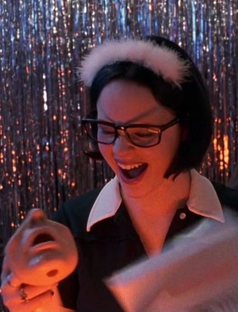 Enid Ghost World, Enid Coleslaw, Ghost World Movie, Cool Girl Costumes, 2000s Films, Chicago Makeup, Goth Babe, Daniel Clowes, Thora Birch