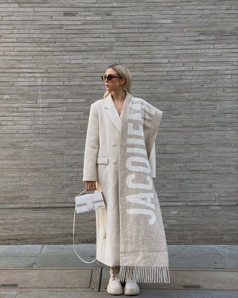 All white boots coat scarf bag Pink Scarf Outfit, Jacquemus Le Bambino Long, Bag Jacquemus, Long Shoulder Bag, Sport Casual Outfit, Minimal Streetwear, Jacquemus Bag, Street Style Bags, Streetwear Inspo