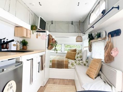 Caravan Renovation Diy, Caravan Interior Makeover, Vintage Caravan Interiors, Caravan Vintage, Caravan Living, Mini Caravan, Small Caravans, Caravan Decor, Tenda Camping