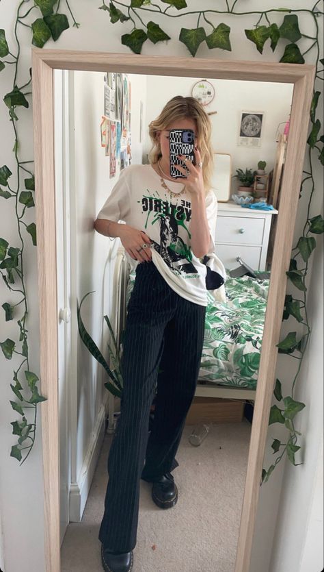 Pinstripe Pants Aesthetic, How To Style Pinstripe Pants, Pinstripe Pants Outfit Aesthetic, Pinstriped Trousers Outfit, Pinstripe Jeans Outfit, Marzia Bisognin Outfits, Pinstripe Trousers Outfit, Doc Outfits, Pinstripe Pants Outfit