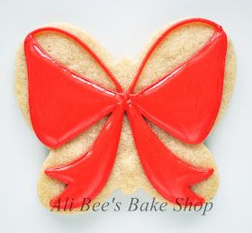 Ali Bee's Bake Shop: Tutorial: Christmas Bow Iced Christmas Cookies, Christmas Onsies, Holiday Cookies Decorated, Valentine Cookies Decorated, Christmas Sugar Cookies Decorated, Butterfly Cookies, Cookies Theme, Holiday Cookie Exchange, Sugar Cookie Royal Icing