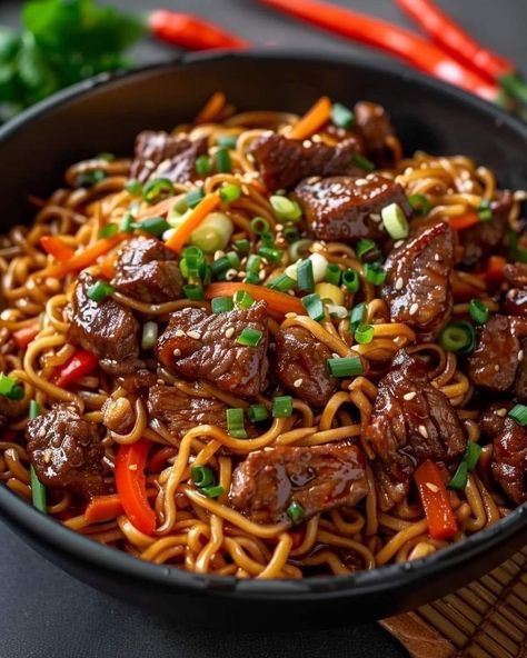 Homemade Chow Mein, Beef Lo Mein Recipe, Beef Chow Mein, Chow Mein Recipe, Lo Mein Recipes, Chinese Cooking Wine, Chow Mein Noodles, Beef Salad, Lo Mein