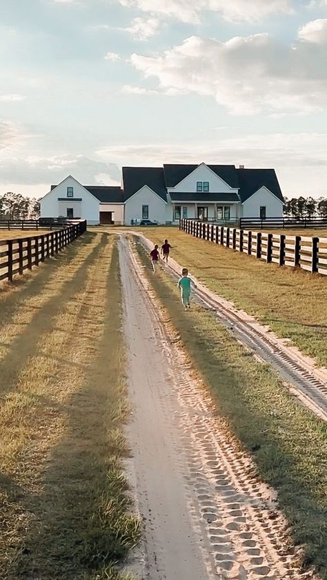 Big White Farmhouse Aesthetic, Interior Design Country House, White House Countryside, Country Modern House Interiors, Building A House Must Haves Farmhouse, Farm Property Layout, White Farm Home Exterior, Dream House Design Ideas, Western Farmhouse Exterior