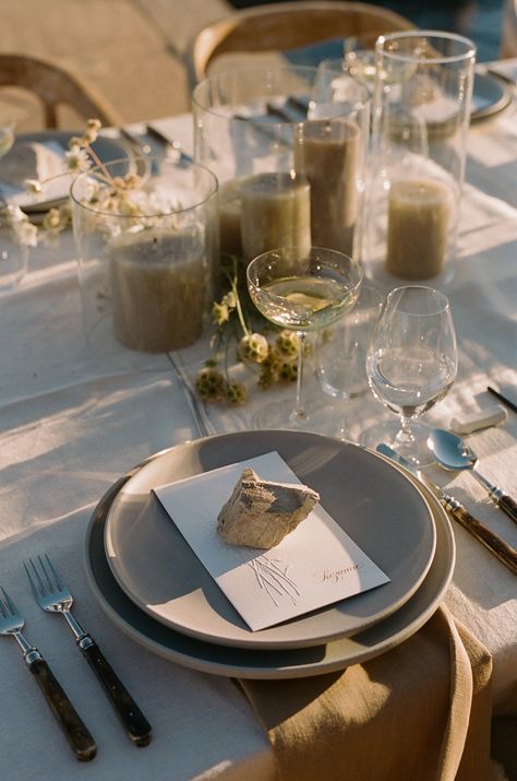 Cat & Matt Wedding — Joy Proctor Design Earthy Wedding Place Settings, Table Plates Setting, Simple Tablescapes Wedding, Desert Tablescape, Natural Table Settings, Organic Tablescape, Earthy Wedding Theme, Amangiri Wedding, Organic Table Setting