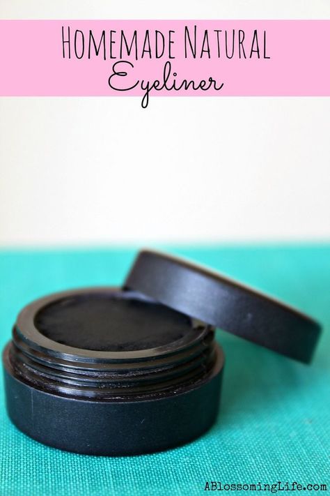 This Homemade Natural Eyeliner & Eyeshadow is the best. It couldn't be more simple to make this DIY make up! #naturalmakeup #cleanbeauty #cleanmakeup #nontoxicproducts #naturalmakeupproducts Homemade Eyeliner, Best Black Eyeliner, Make Up Diy, Eyeliner Tips, Makeup Recipes, Natural Eyeliner, Homemade Makeup, Eyeliner Eyeshadow, Homemade Cosmetics