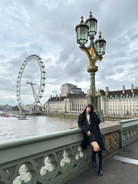 london trip london outfit londonfit bigben londoneye london girl London Photography Ideas, London Aesthetic Notting Hill, London Bridge Photo Ideas, Photo Ideas In London, Poses In London, London Poses Photo Ideas, London Inspo Pics, London Girls Trip, London Poses