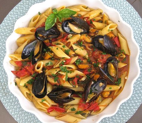 Pasta Mussels, Seafood Bisque Recipe Easy, Pasta With Mussels, Mussels Pasta, Seafood Pizza Recipes, Seafood Sauce Recipe, Seafood Dinner Party, Seafood Appetizers Easy, Marinara Recipe