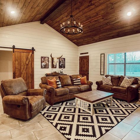 Farmhouse Family Room Ideas Country, Modern Western House Interior, Western Country Living Room, Small Western Living Room Rustic, Rustic Simple Living Room, Living Room Decor Farmhouse Rustic, Farmhouse Home Remodel, Farmhouse Ranch Decor, Rustic Ranch Home Decor