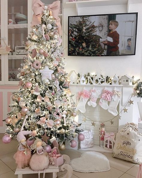 Pink Christmas Bedroom, Christmas Tree With Snow, Christmas Dreaming, Pink Xmas, Pink Snow, A White Christmas, Pink Christmas Decorations, Pink Holiday, Flocked Christmas Trees