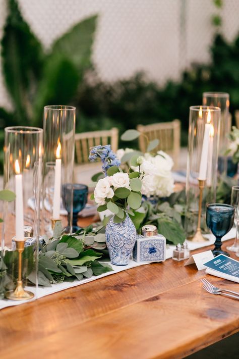 Blue and white chinoiserie wedding centerpiece. Captured by Gabby for Emily Wren Photography https://emilywrenweddings.com/ Blue And White Table Decorations Party, Blue Vase Wedding Centerpiece, Blue White Chinoiserie Wedding, Chinoiserie Centerpiece Wedding, Delft Wedding Decor, Aqua And Beige Wedding, Blue And White Table Arrangements, Chinoiserie Themed Wedding, Blue Tuscan Wedding