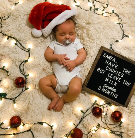 Diy Newborn Holiday Pictures, Xmas Newborn Pictures, Christmas Pic Ideas For Baby, 8 Month Baby Photoshoot December, Baby Photo Shoot Christmas, Easy Milestone Pictures, December 2 Month Baby Pictures, Sleeping Baby Christmas Pictures, Diy Christmas Photoshoot Newborn