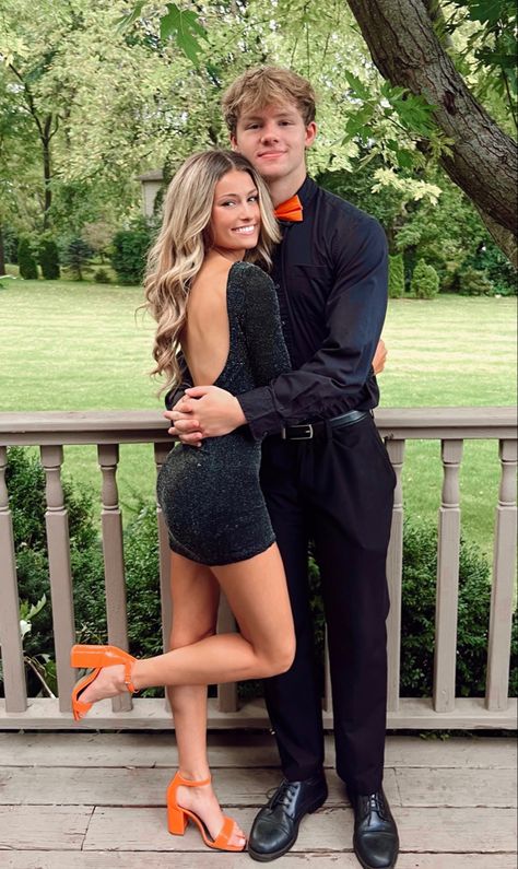 Semi Formal Poses Photo Ideas, Winter Ball Picture Ideas, Semi Formal Photoshoot Couple, All Black Homecoming Couple, Couple Poses For Dances, Couple Poses Formal Picture Ideas, Cute Prom Pics With Boyfriend, School Dance Couple Pictures, Homecoming Aesthetic Couple