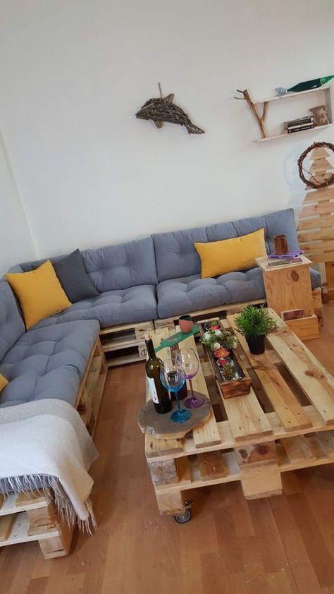 Couch Pallet Diy, Pallet Board Couch, Pallet Seating Indoor Living Rooms, Pallet Sectional Indoor, Wooden Pallet Couch, Palette Furniture Living Room, Pallet Sofa Indoor Living Rooms, Pallet Couch Diy Indoor, Living Room Pallet Ideas