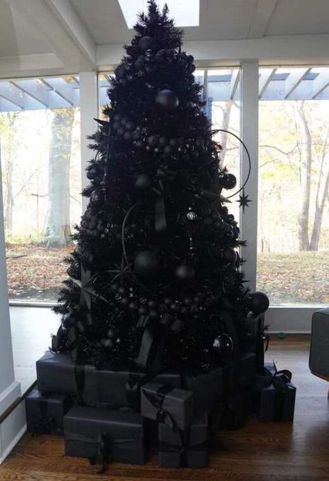 Goth Xmas, Black Christmas Decorations, Black Christmas Tree, Spooky Christmas, Gothic Christmas, Creepy Christmas, Dark Christmas, Halloween Tattoo, Goth Home Decor