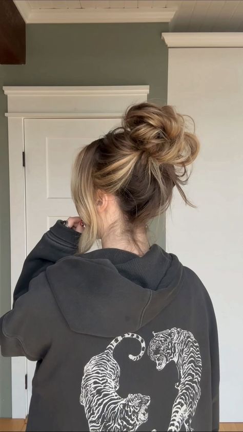 TORIE BLISS | Messy bun for fine hair 🐅🖤 You ask and you shall receive ~ more hair tutorials coming your way with no extensions ! | Instagram Coupe, Hot Messy Bun, Messy Cute Bun, How To Do Messy Buns For Long Hair, High Messy Bun With Braid, Messy Bun Selfie, Messy Bun For Fine Hair, Bun For Fine Hair, Messy Bun Aesthetic