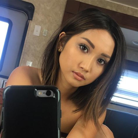 Weird Selfies, Nickelodeon Girls, Brenda Song, Asian Short Hair, Hair Things, Celebrity Families, Lob Haircut, Round Face Haircuts, Bob Haircut