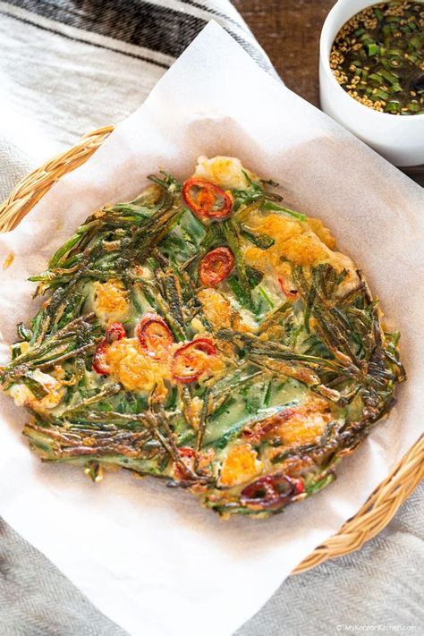 Korean Chive Pancake Recipe, Chive Pancake, Korean Pancake Recipe, Korean Appetizers, Chives Recipe, Vegetable Pancakes, Dream Food, Korean Dishes, Great Appetizers