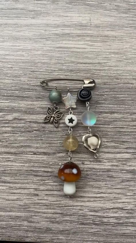 Backpack Safety Pins, Black Backpack Decoration Ideas, Safety Pin Backpack Charm, Aesthetic Etsy Finds, Things To Make With Safety Pins, Safety Pin Crafts Diy, Diy Pins Ideas, How To Make Charms, Diy Pins For Backpack