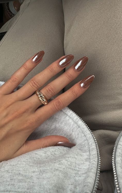 Fall Nails Chrome Brown, Cool Girl Fall Nails, Fall Chrome Nails Almond, Brown Nails With Pearl Chrome, Brown With Crome Nails, Mocha Nails With Chrome, Hailey Beiber Nails Brown, Brown Chrome Acrylic Nails, Fall Brown Chrome Nails