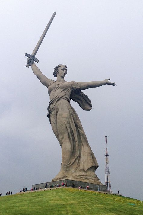 Mother Russia statue in Volgograd. Largest female statue in the world. Soviet Monuments, Woman Statue, Soviet Art, On Toast, Propaganda Posters, Historical Art, Cinematic Photography, Russian Art, Environment Concept Art