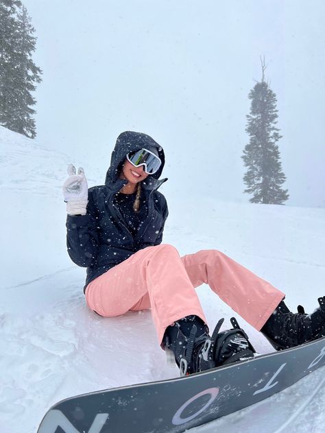 Snowboarding in Lake Tahoe Cute Ski Poses, Aesthetic Skiing Outfits, Women Snowboarding Aesthetic, Skiing Aesthetic Pictures, Snowboarding Aesthetic Pictures, Ski Trip Inspo Pics, Aesthetic Ski Photos, Ski And Snowboard Pictures, Snowboard Girl Outfit