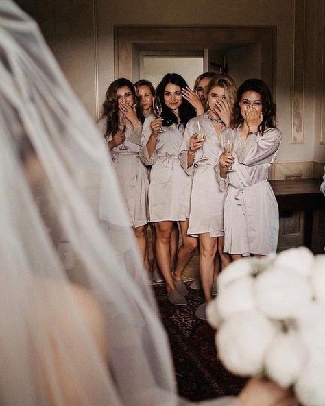 20 Must-Have Wedding Photos With Your Bridesmaids – Hi Miss Puff Pre Wedding Photoshoot Ideas, Marriage Photoshoot, Wedding Photoshoot Ideas, Bride And Her Bridesmaids, Wedding Photography Bridal Party, Bridesmaid Pictures, Bridal Prep, Getting Ready Wedding, Wedding Picture Poses