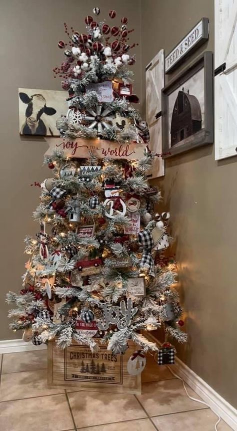 Country Style Christmas Tree Ideas, Country Themed Christmas Tree Ideas, Barn Christmas Tree, Western Tree Ideas, Farm Christmas Tree Theme, Rustic Woodsy Christmas Tree, Tree Decor Ideas, Rustic Western Christmas Tree Ideas, Christmas Tree Topper Ideas 2024