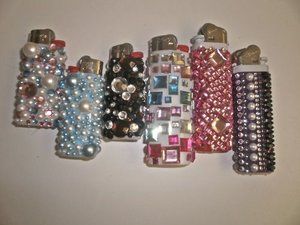 decorated bic lighter for a stoner present Altoids Wallet, Lighter Art, Diy Cape, Bic Lighter, Rhinestone Projects, Cool Lighters, Easy Diy Christmas Gifts, Spring Semester, Lighter Case