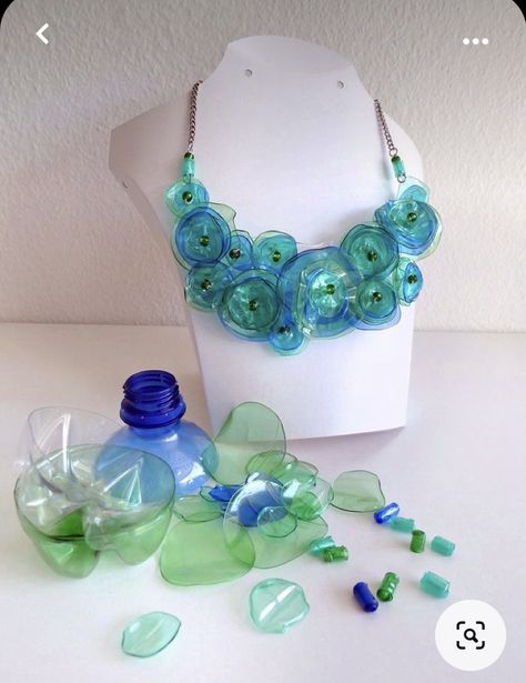 Pola Top, Plastik Recycling, Plastic Bottle Flowers, Plastic Bottle Art, Recycled Dress, Bottle Jewelry, Plastic Bottle Crafts, Easter Decorations Diy Easy, Plastic Crafts