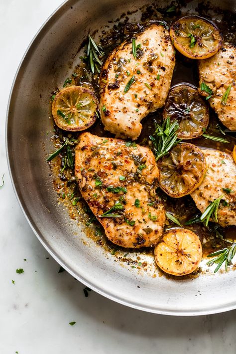 Easy Lemon Rosemary Chicken Recipe - The Little Spice Jar | Kitchn Rosemary Chicken Recipe, Shake Recipes Healthy, Lemon Rosemary Chicken, Tandoori Masala, Diner Recept, Lemon Rosemary, Rosemary Chicken, Cheesecake Cupcakes, Grilled Asparagus