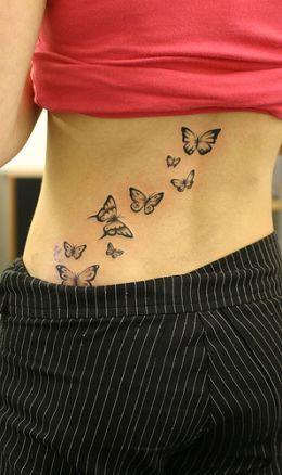 butterfly tattoo Tiny Butterfly Tattoo, Butterfly Back Tattoo, Waist Tattoos, Butterfly Tattoos For Women, Cute Tiny Tattoos, Butterfly Tattoo Designs, Tattoo Designs For Girls, Back Tattoo Women, Tattoo Feminina