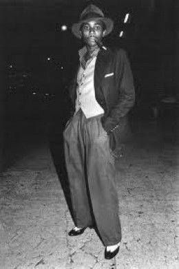 1940s L.A. Gang Member - the first black gangs were formed in reaction to southern-California “anti-minority gangs” -- largely comprised by war veterans -- such as the “Hell’s Angels” and the Los Angeles-based “Spook Hunters” who began carrying out violent attacks against predominantly-black-and-Hispanic communities. 1940s Mens Fashion, Estilo Cholo, African American Fashion, Zoot Suit, By Any Means Necessary, Vintage Black Glamour, African American History, Black American, Black Culture