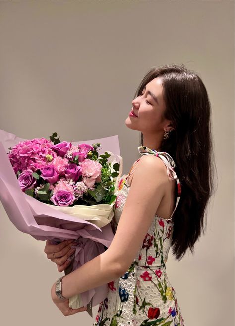 Poses While Holding Flowers, Poses Ideas With Flowers, Bouquet Holding Pose, Photos Ideas With Flowers, How To Pose With Bouquet Of Flowers, Poses With Bouquet Instagram, Photo Shoot Poses With Flowers, Photo Ideas With Flower Bouquet, Aesthetic Pics With Flowers