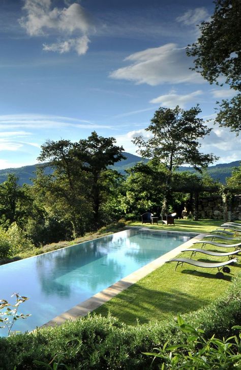 Reschio Umbria, Hillside Pool, Outdoor Pool Decor, Country Pool, Pool Dekor, Hotels In Tuscany, Infinity Pools, Pool Landscape Design, Piscina Natural