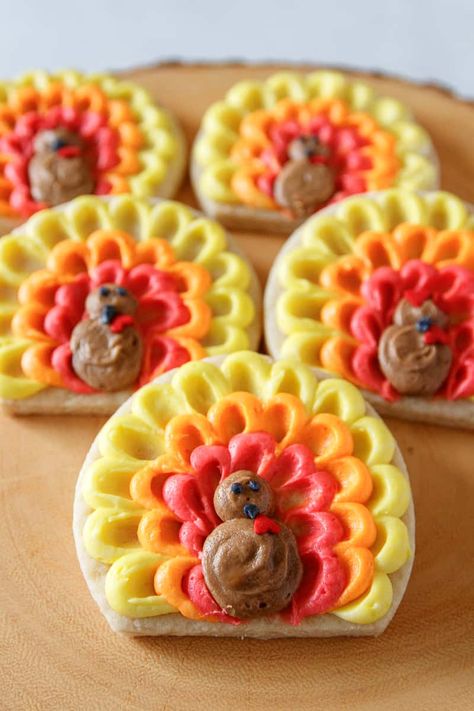 Turkey Sugar Cookies, Thanksgiving Cookies Decorated, Thanksgiving Turkey Cookies, Turkey Cookies, Buttercream Decorating, Thanksgiving Cookies, Thanksgiving Treats, Sugar Cookie Designs, Fall Cookies