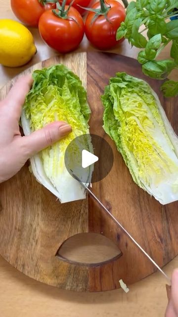 Healthy Romaine Salad Recipes, Diy Greek Salad, Fresh Side Salad Recipes, Diet Tasty Food, Summer Lunch Party Menu Ideas, How To Make A Good Salad, Medatrainian Recipes, Salad Presentation Ideas, Salads Recipes Healthy