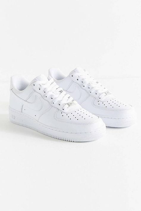 Shoe Aesthetic, Best White Sneakers, All White Sneakers, Jordans Shoes, Sneaker Trend, Dr Shoes, Nike Shoes Outfits, Shoe Wishlist, Tenis Nike