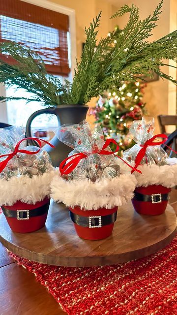 Terracotta Santa Pots, Santa Terracotta Pots, Cute Christmas Gift Ideas For Coworkers, Christmas Table Gifts Favors Diy, Candy Gift Ideas Christmas Easy Diy, Santa Flower Pots, Santa Terra Cotta Pots, Christmas Can Decorations, Christmas Crafts To Make For Gifts