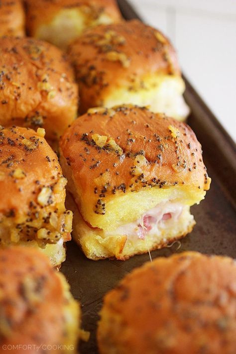 Baked Ham and Swiss Sliders – These hot, cheesy baked ham and Swiss sliders with a buttery mustard sauce are an easy hit for weeknight meals, weekend parties and lazy brunches in! | thecomfortofcooking.com Family Picnic Foods, Perfect Picnic Food, Ham And Swiss Sliders, Sliders Recipes, Onion Flakes, Picnic Food Ideas, Easy Picnic Food, Toddler Lunch Recipes, Ham And Cheese Sliders