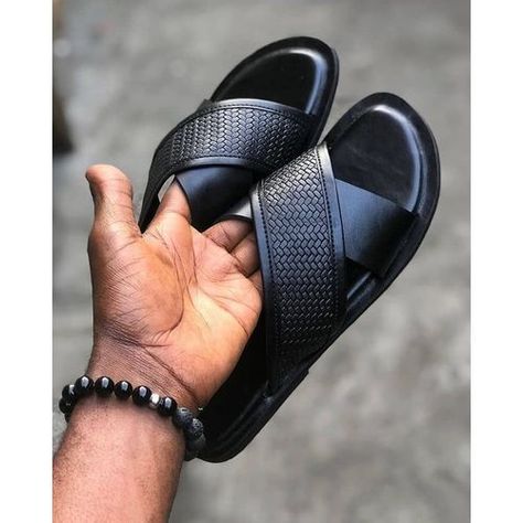 Men / Guys Stylish Outdoor Pam Slippers Black Palm Slippers For Ladies, Palm Slippers, Slippers For Ladies, Streetwear Model, Mens Sandals Fashion, Casual Street Wear, Handmade Slippers, Slippers Online, Leather Sandals Handmade