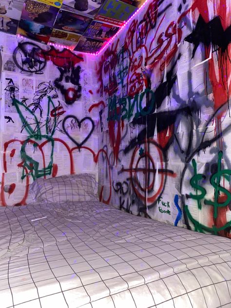 Room With Graffiti Wall, Wall Paint Ideas Bedroom Aesthetic, Graffiti Room Idea, Graffiti Bedroom Ideas Grunge, Wall Paint Aesthetic Bedroom, Grunge Room Painting, Spray Paint Ideas On Wall, Grunge Wall Painting Ideas, Spray Painted Walls Bedrooms