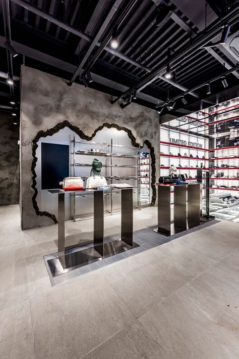 Shoe Store Design, Retail Fixtures, Hyun Kim, Vans Store, Sportswear Trends, Retail Store Design, Brand Concept, Sneaker Stores, Retail Design Blog