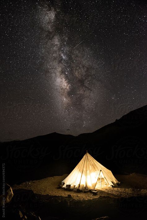 Night view of  Milky way and one of the tea tents you can find before and after some of the higher passes during the Zanskar trekking (from Lamayuru to Padum). This one was located in the south face of Sengge-La pass (5060m) between Photoksar and Lingshed villages in Ladakh region. Tent At Night, Camping Uk, Ladakh India, Paradise Hotel, Naruto Drawings, Happy Foods, Classy Photography, Night View, Village Life