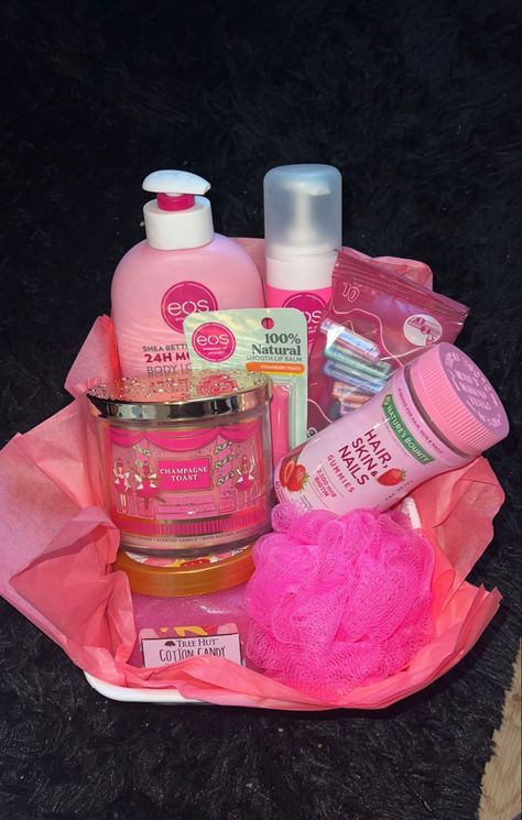 Bsf Valentine Basket, Baskets For Your Girlfriend, Bestie Valentines Basket, Cute Valentines Day Gifts For Bsf, Small Valentines Basket, Pink Self Care Basket, Stuff To Put In A Gift Basket, Gift Basket Ideas Pink Theme, Best Friend Valentines Gifts